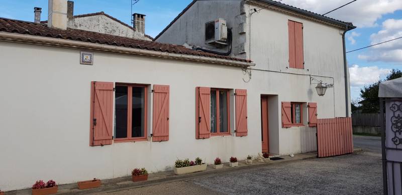 ANCIEN CORPS DE FERME A VENDRE SUR PREIGNAC