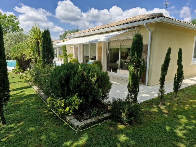 ACHETER UNE BELLE MAISON AVEC JARDIN ET PISCINE BEAUX VOLUMES EN VIAGER OCCUPE